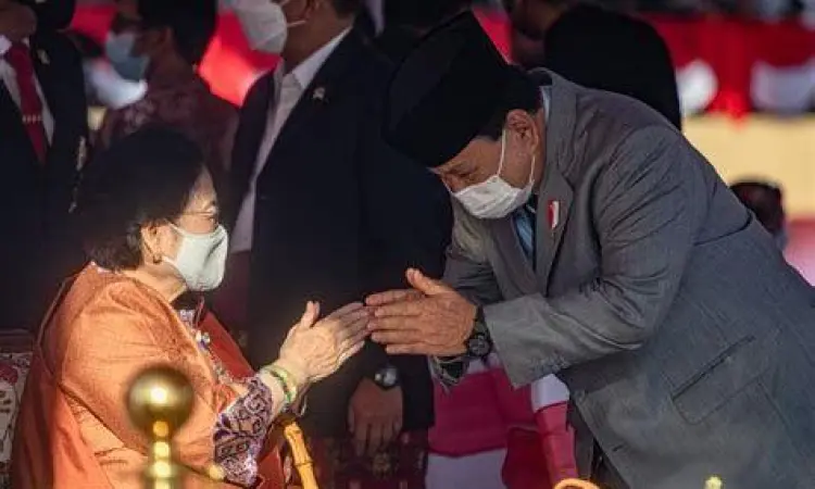 Prabowo Subianto bersalaman dengan Megawati Soekarnoputri
