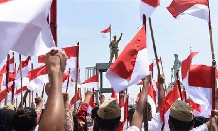 Masyarakat Indonesia merayakan demokrasi damai