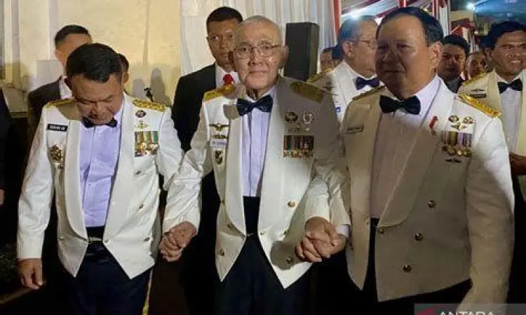 Prabowo dan Prajurit Prabowo Subianto meninjau pasukan TNI