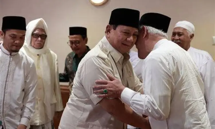 Prabowo Subianto dikelilingi oleh para ulama pendukungnya