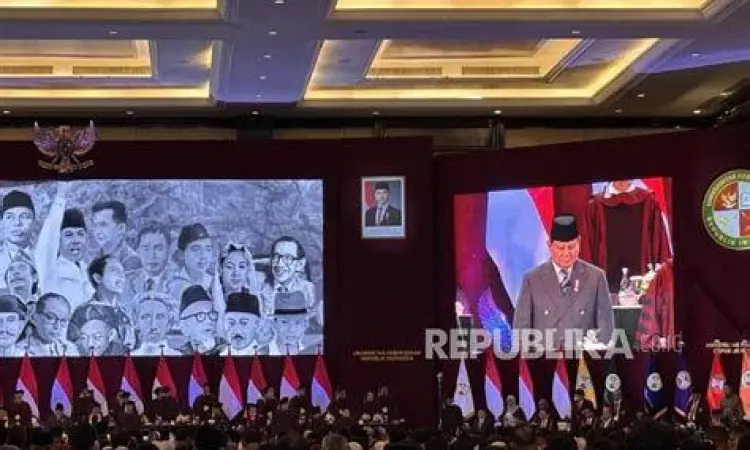 Prabowo Subianto memberikan pidato di hadapan mahasiswa UKRI Bandung.
