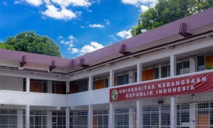 Interior perpustakaan UKRI sebagai salah satu fasilitas penunjang.